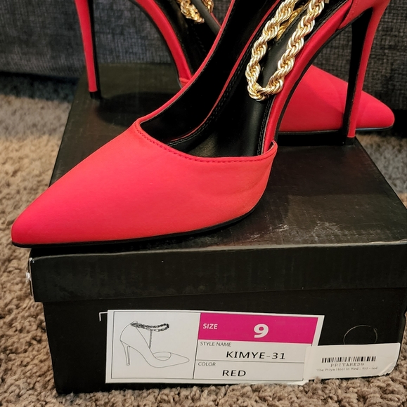 Beautiful red heels with gold ankle accent - Picture 4 of 4